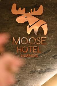 Certificato, attestato, insegna o altro documento esposto da Moose Hotel Nimman