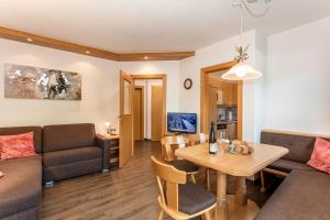 salon z kanapą i stołem w obiekcie Apartment Hintermaisalm w Saalbach Hinterglemm
