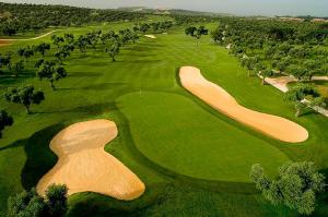 Una vista aérea de un campo de golf con un sistema de evaluación y un coeficiente de eficiencia en Villa Los Olivos - Ole Solutions en Arcos de la Frontera