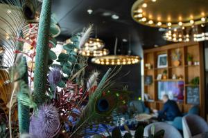 une chambre avec un bouquet de plantes et de lumières dans l'établissement Tivoli Hotel, à Copenhague