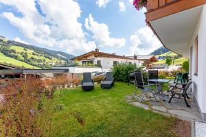 patio z krzesłami i stołem na dziedzińcu w obiekcie Apartment Hintermaisalm w Saalbach Hinterglemm