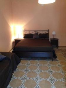 sypialnia z łóżkiem i dywanem w obiekcie La Rosa dei Venti w mieście Salerno