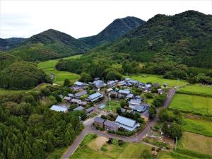 een luchtzicht op een dorp in de bergen bij Auberge Fujii Fermier in Fukui