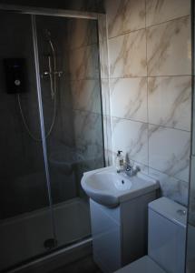 y baño con lavabo, ducha y aseo. en Private Room perfect for contractor and solo traveler in Peterborough with Kitchenette, en Peterborough