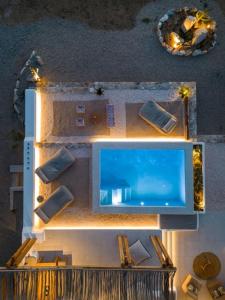una vista sul soffitto di una TV su un tavolo con sedie di Saint L Heated Pool Sunset Villa- Three Bedrooms a Mykonos Città