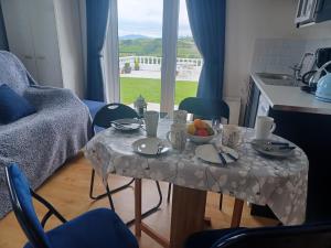 una mesa con un mantel con un tazón de fruta. en Loughview Retreat in the Mournes en Newcastle