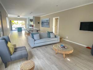 Sala de estar con 2 sofás y mesa en UysTUYS, en Ciudad del Cabo