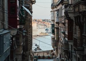 um beco entre edifícios com vista para um rio em Melior Boutique Hotel em Valletta