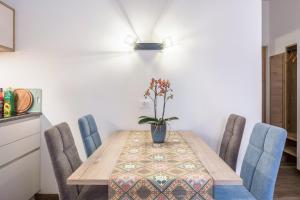 Un comedor con una mesa y sillas azules. en Apartment Isabel, en Bolzano 18 fotos más