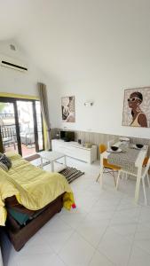 1 dormitorio con 1 cama, mesa y sillas en Casa Ayla Montecastillo A8, en Caleta de Fuste