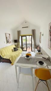 卡勒达德福斯特Casa Ayla Montecastillo A8的客厅配有床和桌椅