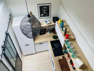 una vista sul soffitto di una cucina in una casetta di LOFT BULOT MAYO’S à 200 Mètres de la plage . a Wimereux
