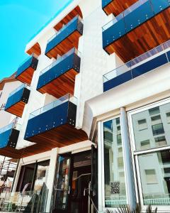 un bâtiment avec des balcons bleus et marron. dans l'établissement Hotel Montecarlo - Vista Mare con Area Fitness, à Riccione