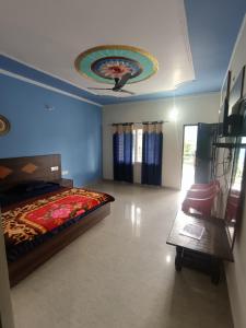 een slaapkamer met een bed en een schilderij aan het plafond bij Nature Villa in Rishīkesh