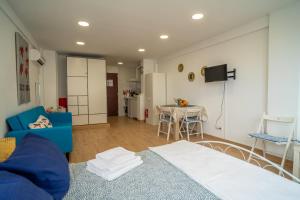 Telewizja i/lub zestaw kina domowego w obiekcie Apt. p/3 10' from the beach w/Wifi in Torremolinos