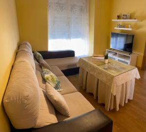 sala de estar con sofá y mesa en Alma Apartamento, en Daimuz Bajo