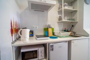 Kuchnia lub aneks kuchenny w obiekcie Apt. p/3 10' from the beach w/Wifi in Torremolinos