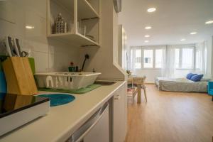 kuchnia z blatem i salonem w obiekcie Apt. p/3 10' from the beach w/Wifi in Torremolinos w mieście Torremolinos