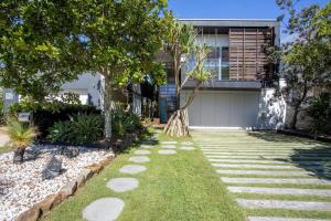 Taman di luar Casuarina Beachfront House - Hostie Properties