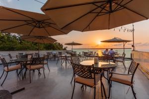 Capo Verde Hotel Batumi tesisinde bir restoran veya yemek mekanı
