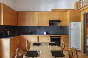 Η κουζίνα ή μικρή κουζίνα στο Central Majestic Apartment Near Skiing - Happy Rentals
