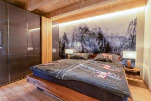 Tempat tidur dalam kamar di Panorama-Chalet im Harz