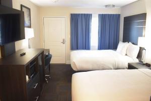 Ένα ή περισσότερα κρεβάτια σε δωμάτιο στο Travelodge by Wyndham Santa Rosa Wine Country