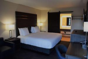 Tempat tidur dalam kamar di Travelodge by Wyndham Santa Rosa Wine Country