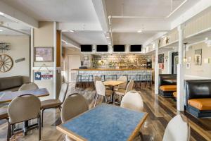 um restaurante com mesas e cadeiras e um bar em Pearl on the Concho SureStay Collection by Best Western em San Angelo