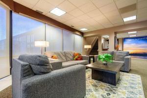 um lobby com dois sofás e uma mesa e uma grande janela em Suburban Studios I-80 Grand Island em Doniphan
