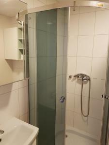 Bilik mandi di Akropolis Apartment for You