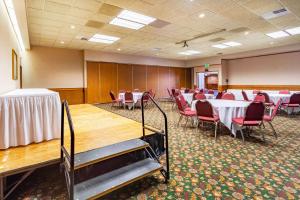 uma sala de conferências com mesas e cadeiras em Suburban Studios I-80 Grand Island em Doniphan