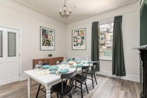uma sala de jantar com uma mesa branca e cadeiras em Stunning Skipton House by Yorksha Property em Skipton