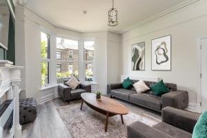 uma sala de estar com um sofá e uma mesa em Stunning Skipton House by Yorksha Property em Skipton