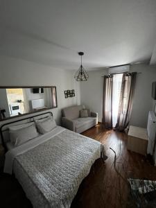 1 dormitorio con 1 cama grande y 1 sofá en Alkistis House, en Volos