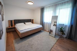 Postel nebo postele na pokoji v ubytování Ferienwohnung "Wie dahoam"