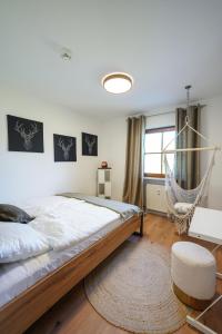 Un pat sau paturi într-o cameră la Ferienwohnung "Wie dahoam"
