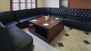 Een zitgedeelte bij Hotel Grand View