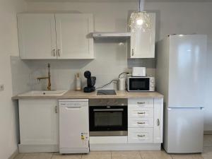 Kuchyňa alebo kuchynka v ubytovaní RB Home