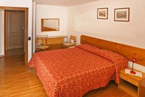 Postel nebo postele na pokoji v ubytování Hotel Biancaneve