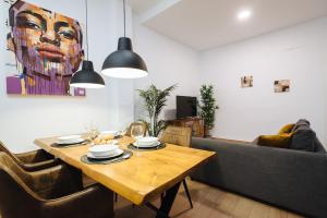 A seating area at Hostly RBH0 Modern apartment