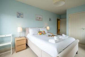 オールドバラにある2 King Georges - Aldeburgh Coastal Cottagesのベッドルーム1室(ベッド2台、タオル付)