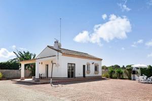 a small white building on a brick road at Villa Perez Zara Paco in Campano