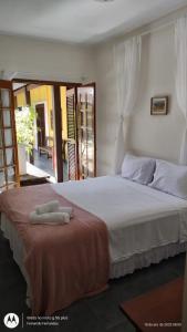 um quarto com uma cama grande e toalhas em solar das margaridas em Paraty