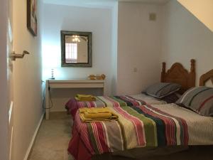 A bed or beds in a room at Lovely 2 Bedroom Holiday Apartment in Central Caleta de Fuste Még 9 kép
