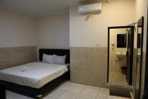 Кровать или кровати в номере Rahayu Hotel Cirebon