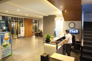 TV a/nebo společenská místnost v ubytování Rahayu Hotel Cirebon
