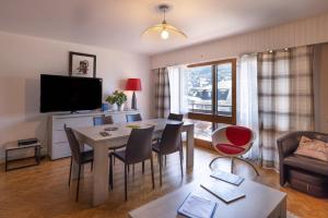 a living room with a table and a dining room at appartement paradiso in Saint-Gervais-les-Bains