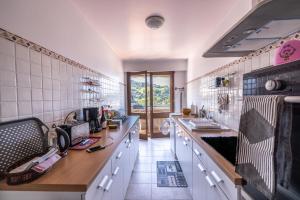 cocina con armarios blancos y encimera en appartement paradiso en Saint-Gervais-les-Bains