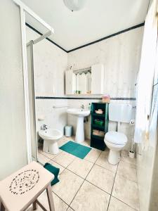A Casa di Paola في أدريا: حمام مغسلتين ومرحاض ومرآة